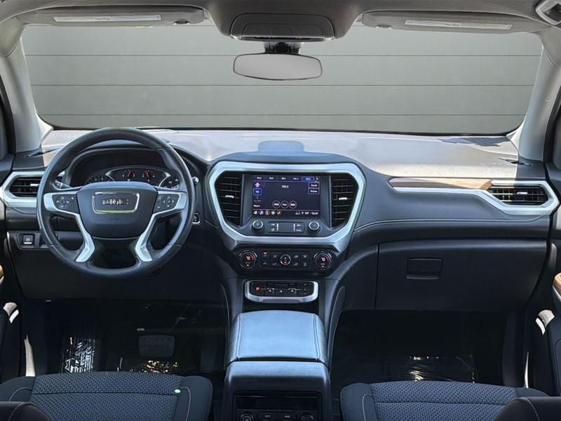 GMC Acadia Vehicle Full-screen Gallery Image 12