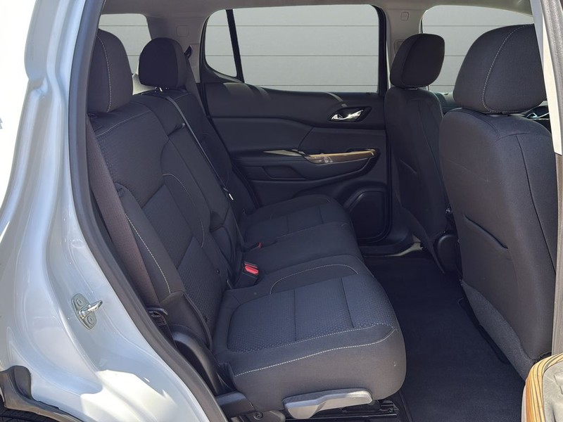 GMC Acadia Vehicle Full-screen Gallery Image 14