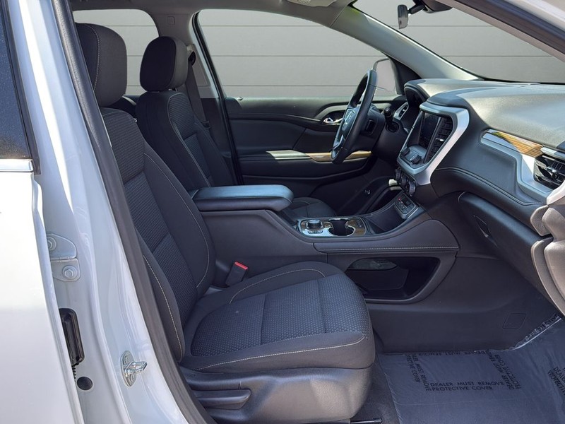GMC Acadia Vehicle Full-screen Gallery Image 15