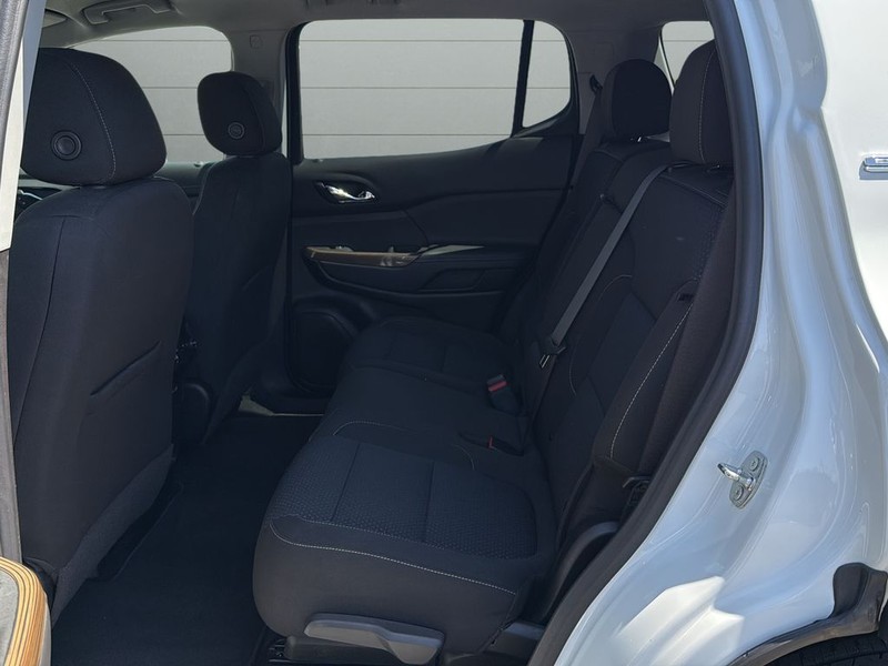 GMC Acadia Vehicle Full-screen Gallery Image 16