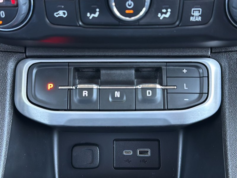 GMC Acadia Vehicle Full-screen Gallery Image 24