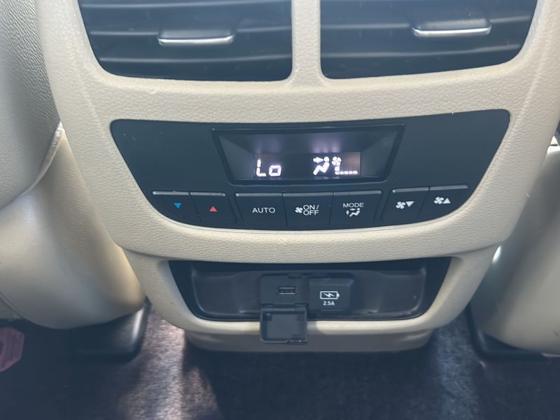 Acura MDX Vehicle Full-screen Gallery Image 18