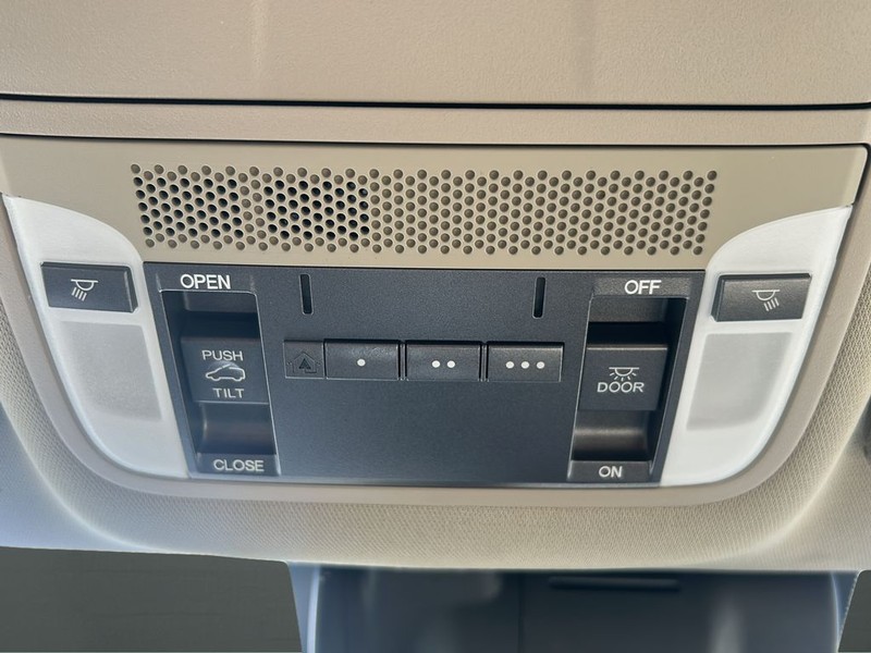 Acura MDX Vehicle Full-screen Gallery Image 30