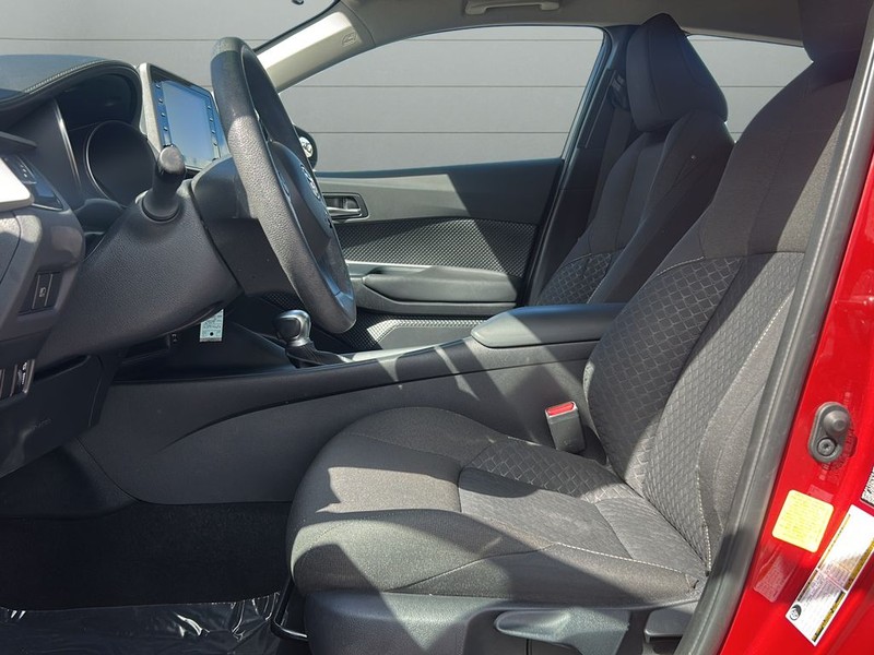 Toyota C-HR Vehicle Full-screen Gallery Image 10