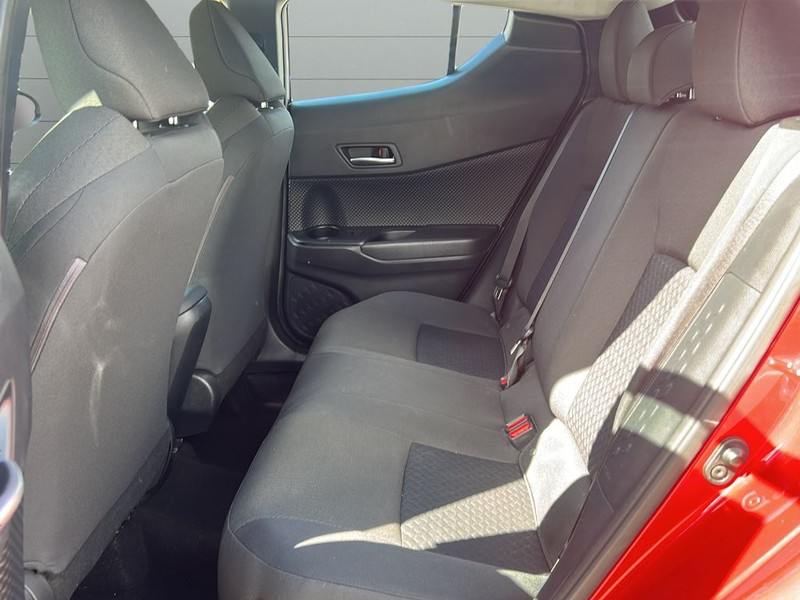 Toyota C-HR Vehicle Full-screen Gallery Image 11