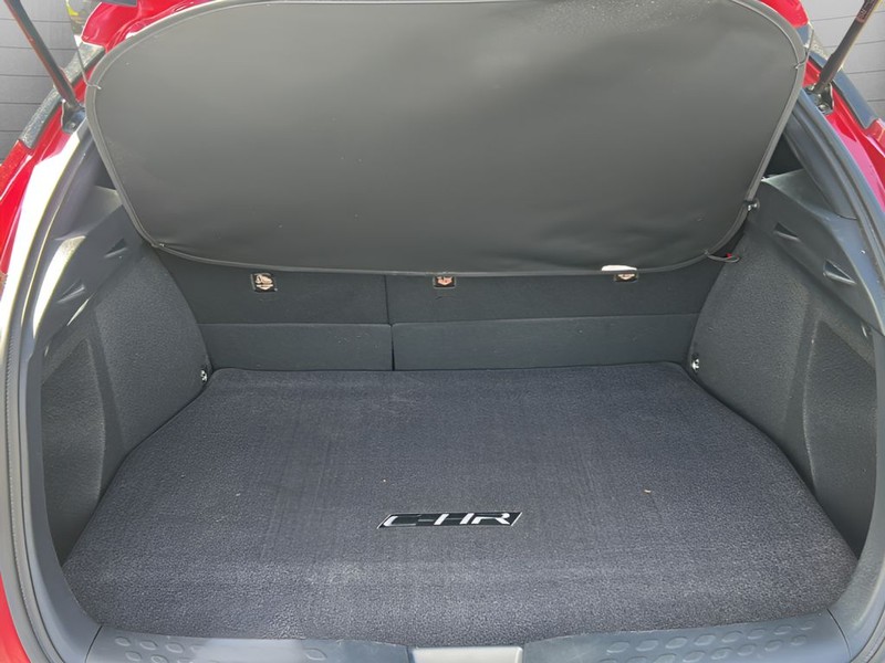Toyota C-HR Vehicle Full-screen Gallery Image 12
