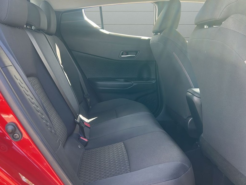 Toyota C-HR Vehicle Full-screen Gallery Image 13