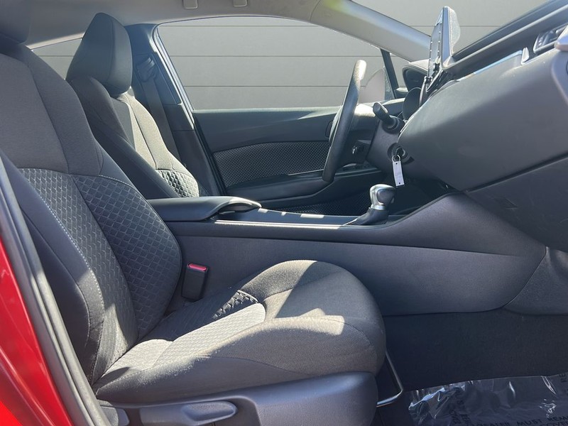 Toyota C-HR Vehicle Full-screen Gallery Image 14