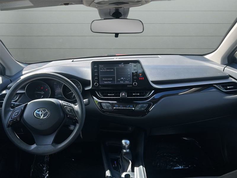 Toyota C-HR Vehicle Full-screen Gallery Image 15