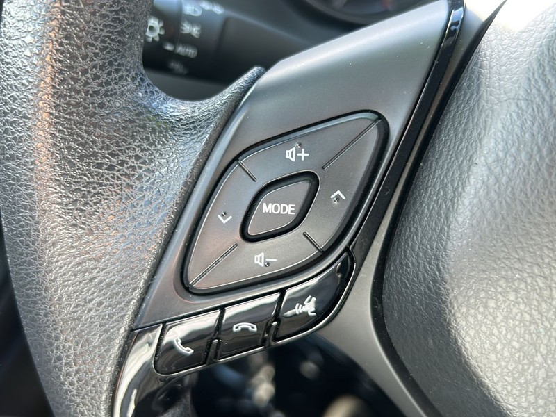 Toyota C-HR Vehicle Full-screen Gallery Image 16