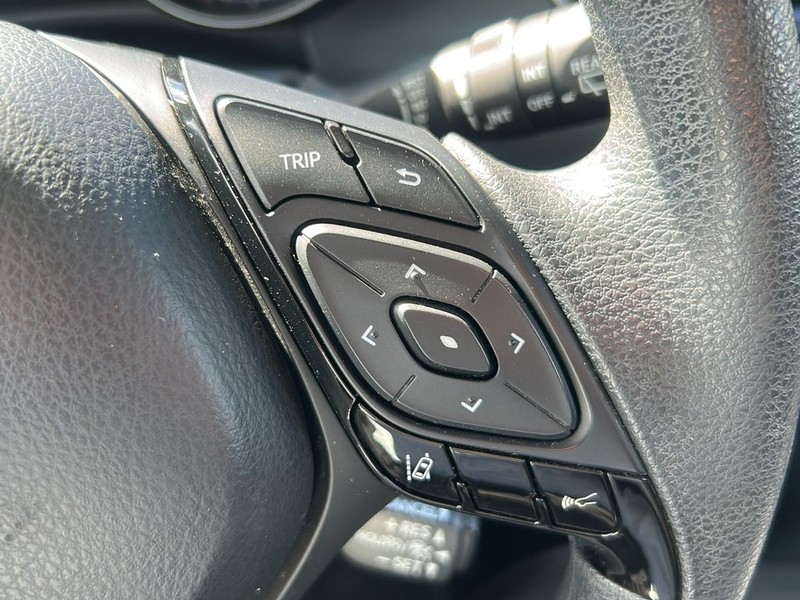 Toyota C-HR Vehicle Full-screen Gallery Image 17