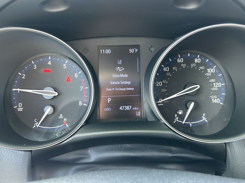 Toyota C-HR Vehicle Full-screen Gallery Image 18