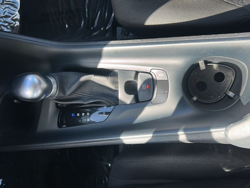Toyota C-HR Vehicle Full-screen Gallery Image 20