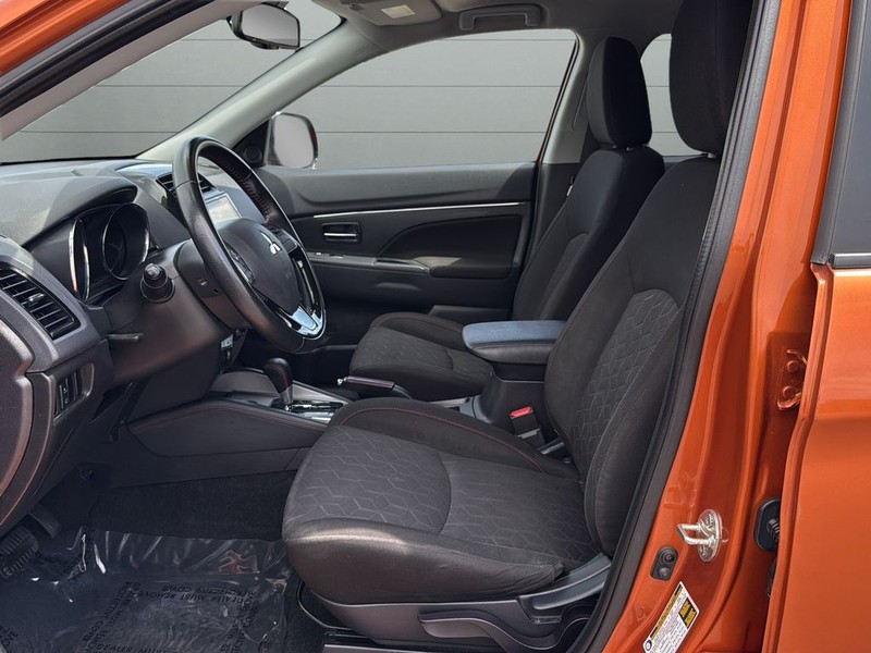 Mitsubishi Outlander Sport Vehicle Full-screen Gallery Image 10