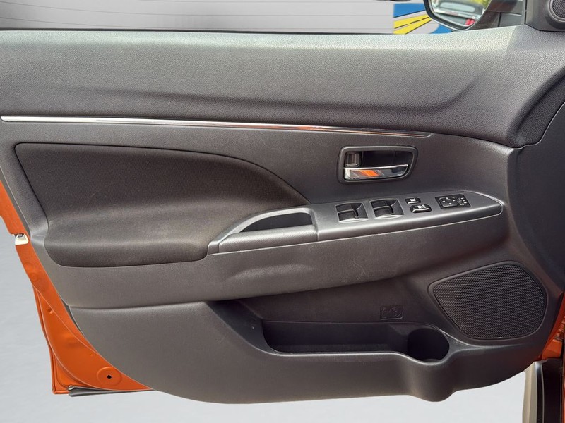 Mitsubishi Outlander Sport Vehicle Full-screen Gallery Image 11