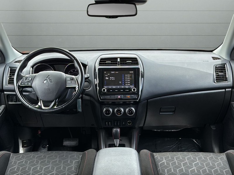 Mitsubishi Outlander Sport Vehicle Full-screen Gallery Image 12