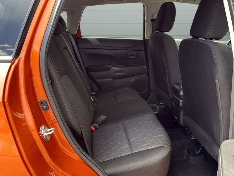 Mitsubishi Outlander Sport Vehicle Full-screen Gallery Image 14