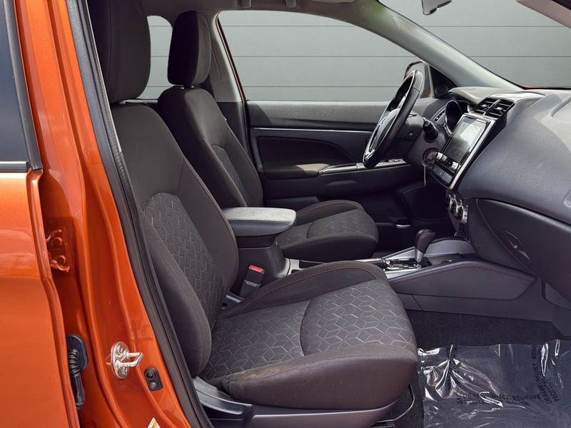 Mitsubishi Outlander Sport Vehicle Full-screen Gallery Image 15