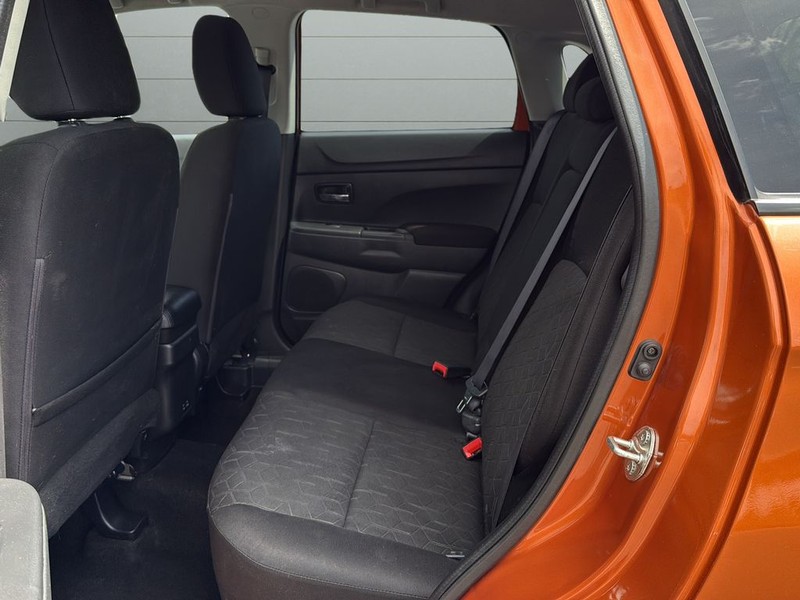 Mitsubishi Outlander Sport Vehicle Full-screen Gallery Image 16