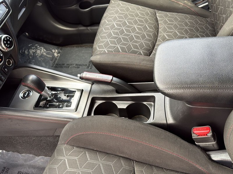 Mitsubishi Outlander Sport Vehicle Full-screen Gallery Image 18