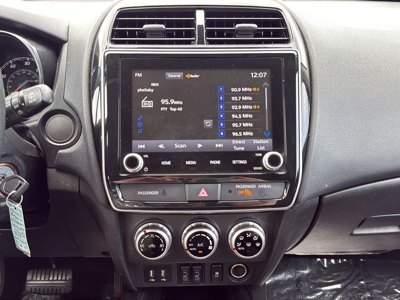 Mitsubishi Outlander Sport Vehicle Full-screen Gallery Image 19