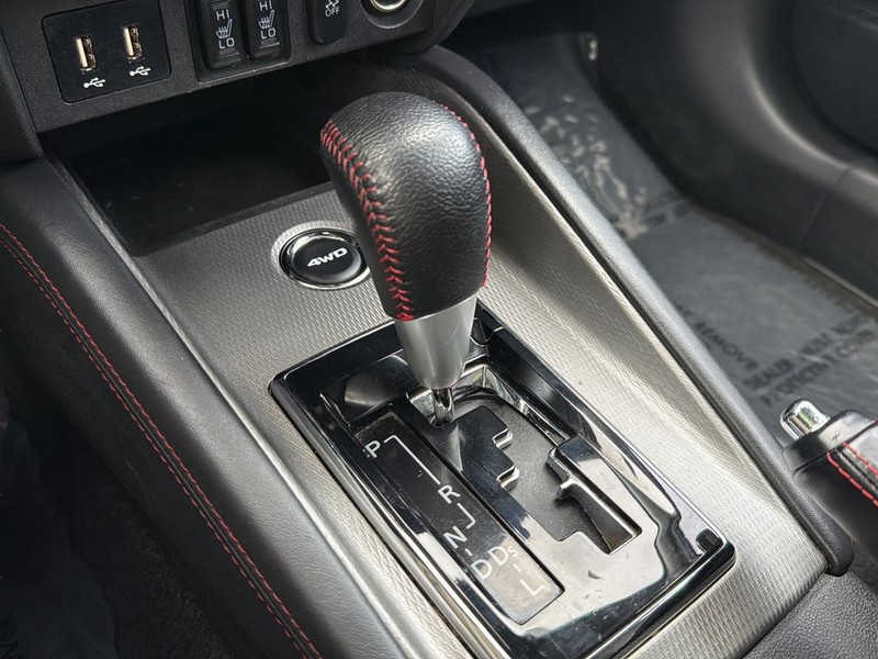 Mitsubishi Outlander Sport Vehicle Full-screen Gallery Image 22