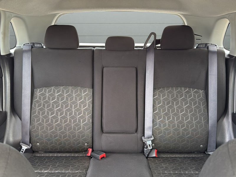 Mitsubishi Outlander Sport Vehicle Full-screen Gallery Image 24