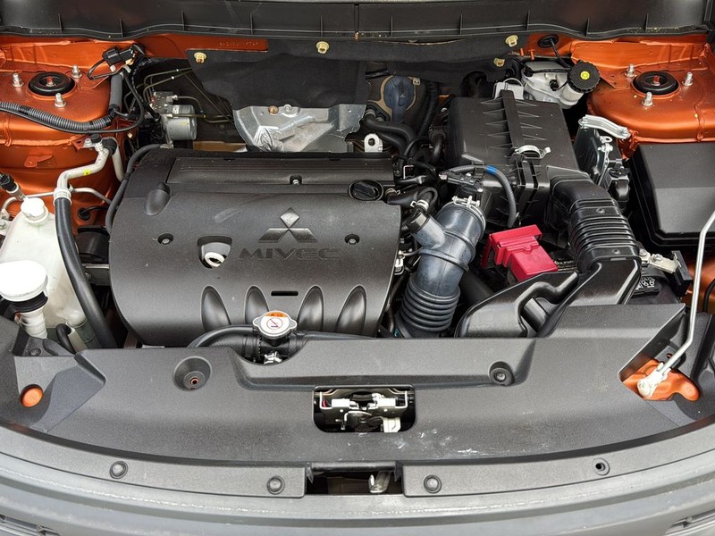 Mitsubishi Outlander Sport Vehicle Full-screen Gallery Image 25
