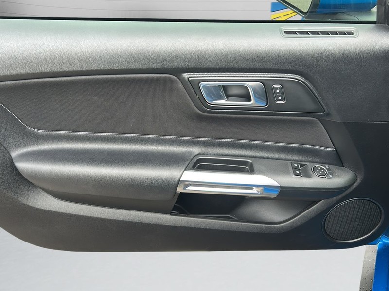 Ford Mustang Vehicle Full-screen Gallery Image 9
