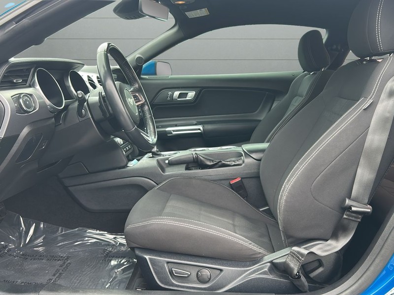 Ford Mustang Vehicle Full-screen Gallery Image 10