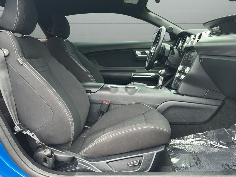 Ford Mustang Vehicle Full-screen Gallery Image 11