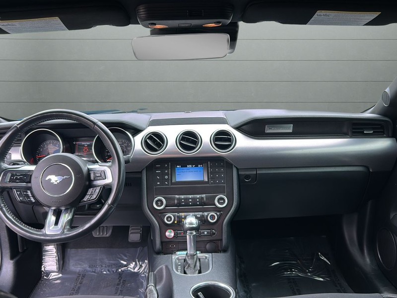 Ford Mustang Vehicle Full-screen Gallery Image 12