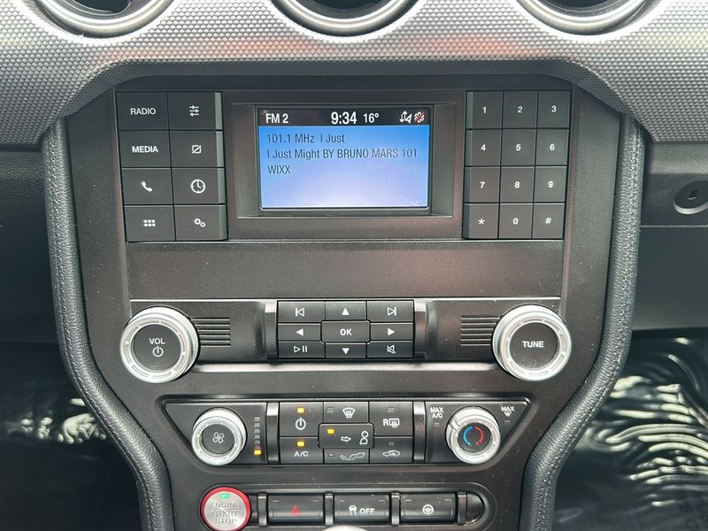 Ford Mustang Vehicle Full-screen Gallery Image 16