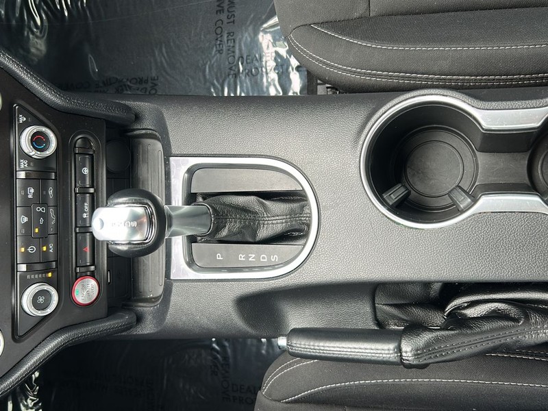Ford Mustang Vehicle Full-screen Gallery Image 17