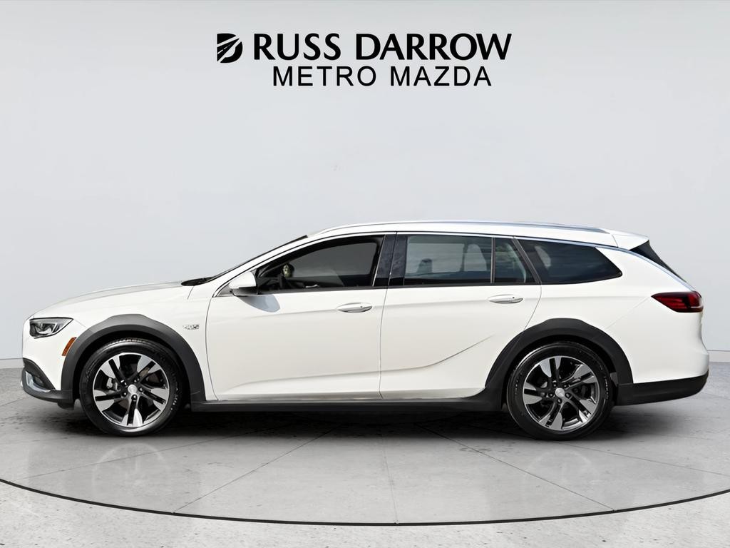 Buick Regal TourX Vehicle Full-screen Gallery Image 02