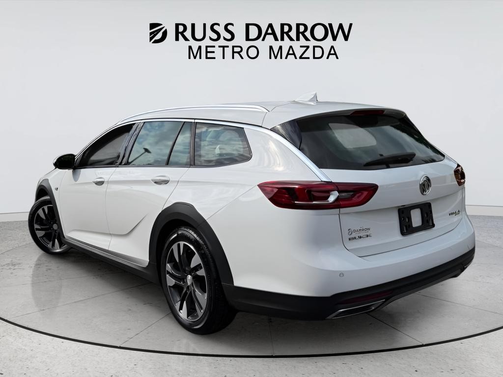 Buick Regal TourX Vehicle Full-screen Gallery Image 03