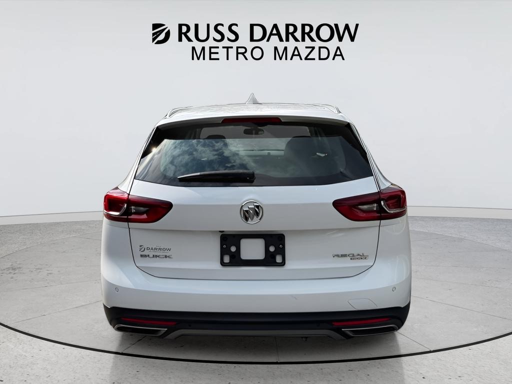 Buick Regal TourX Vehicle Full-screen Gallery Image 04