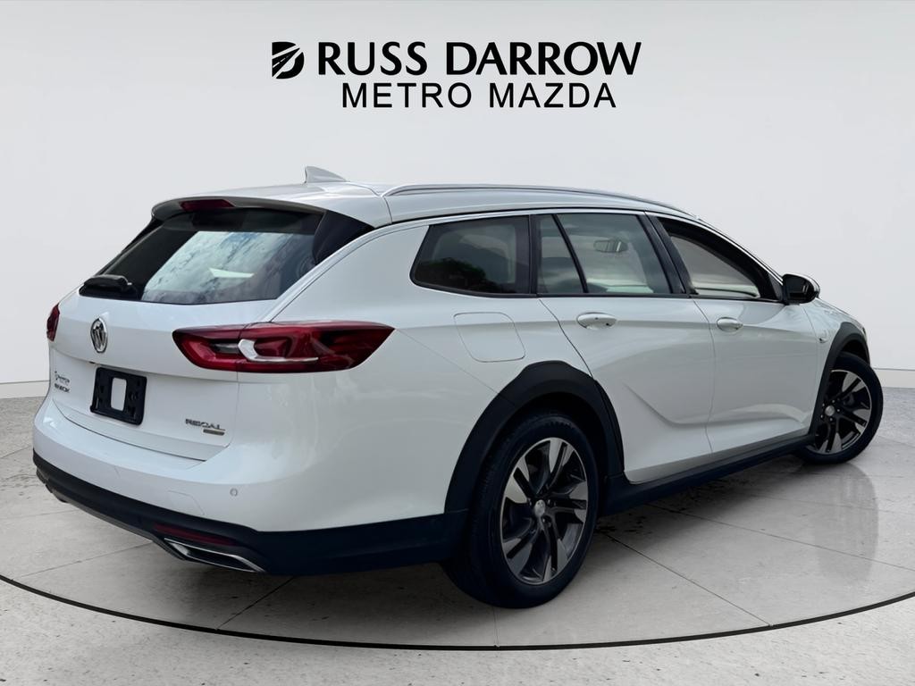 Buick Regal TourX Vehicle Full-screen Gallery Image 05