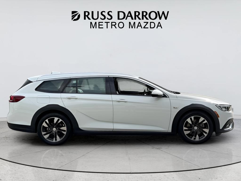 Buick Regal TourX Vehicle Full-screen Gallery Image 06