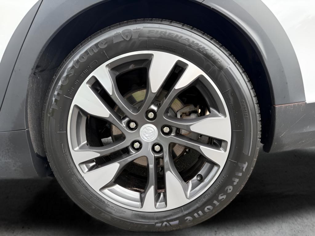 Buick Regal TourX Vehicle Full-screen Gallery Image 09
