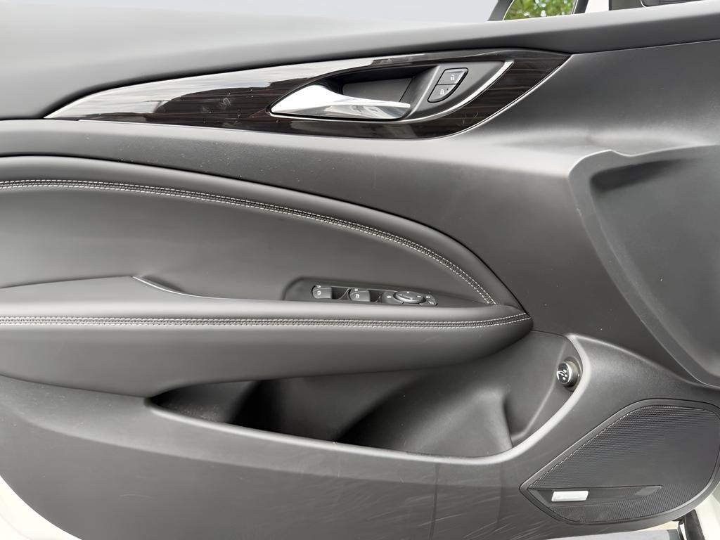 Buick Regal TourX Vehicle Full-screen Gallery Image 10