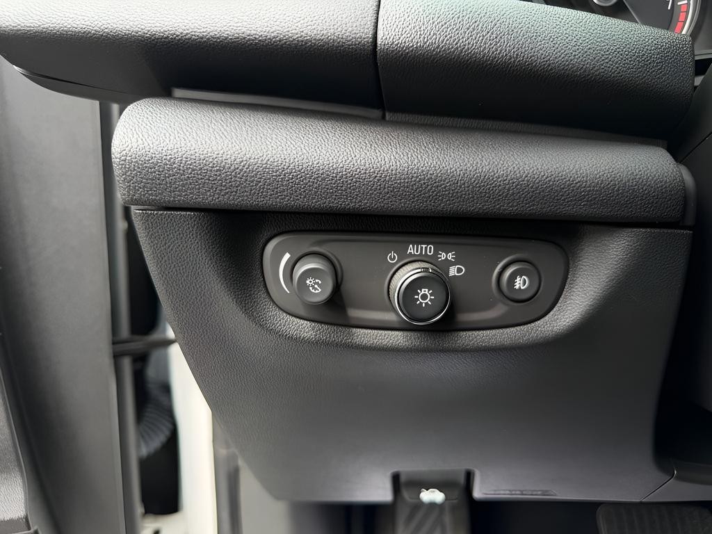 Buick Regal TourX Vehicle Full-screen Gallery Image 11