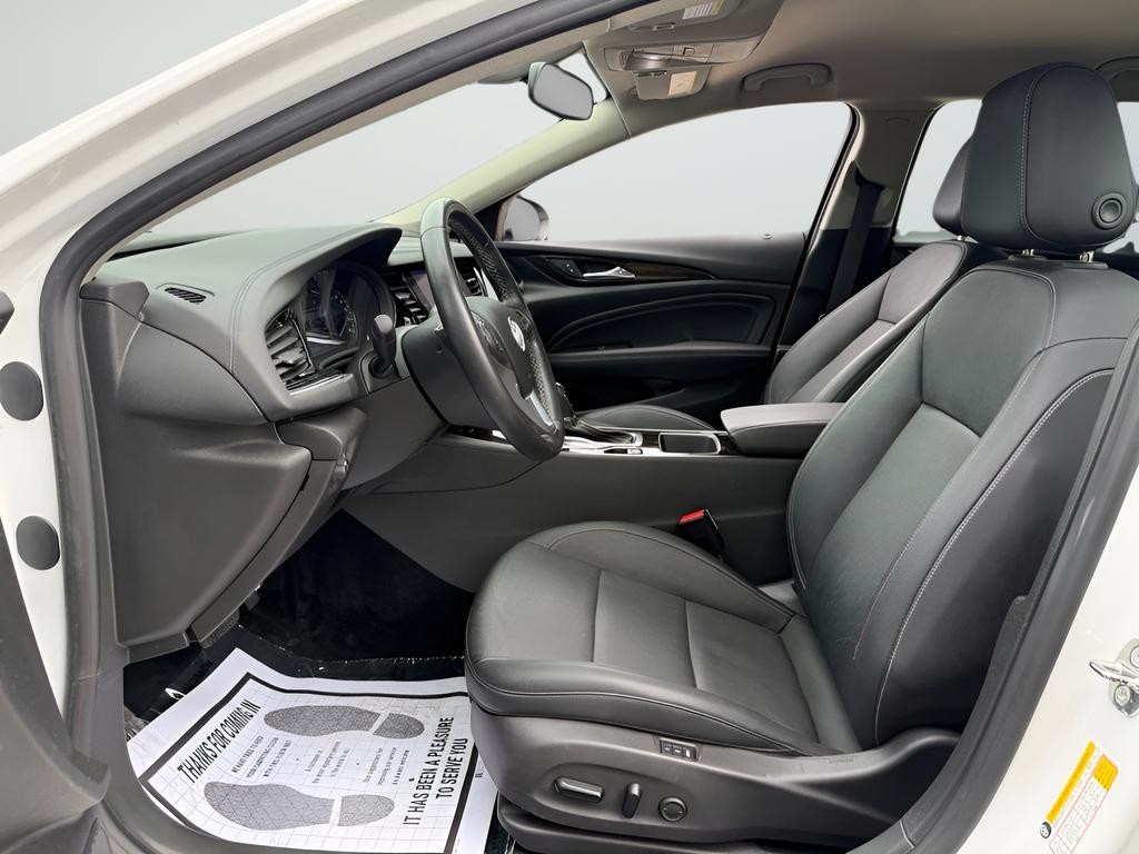 Buick Regal TourX Vehicle Full-screen Gallery Image 12