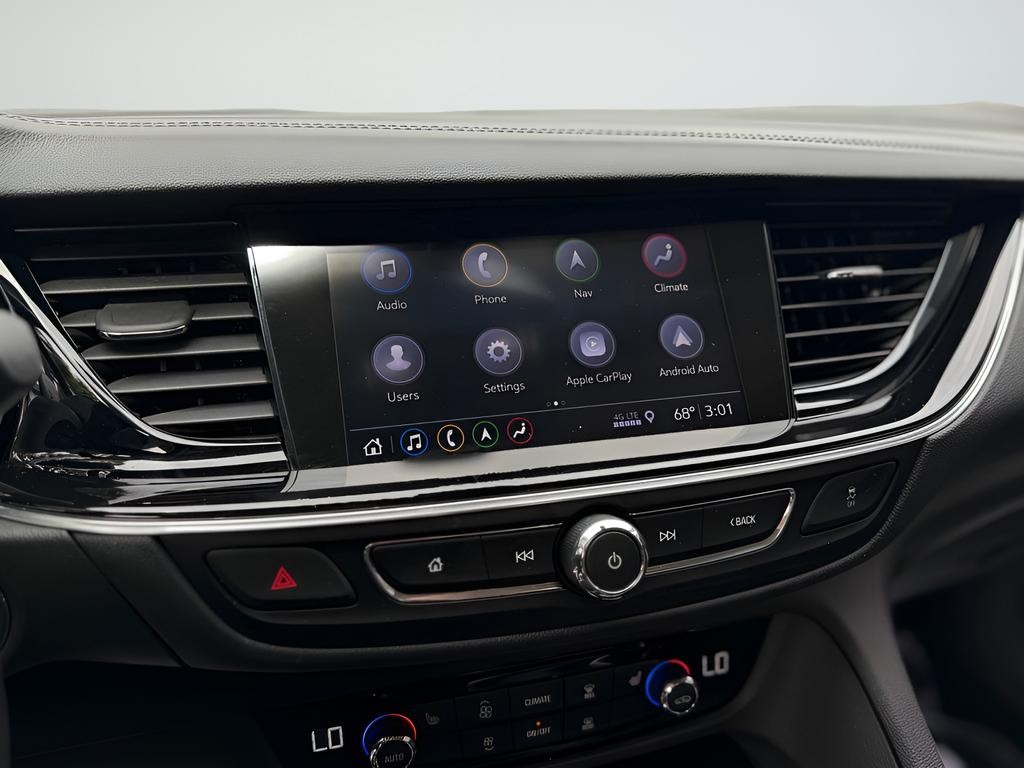 Buick Regal TourX Vehicle Full-screen Gallery Image 17