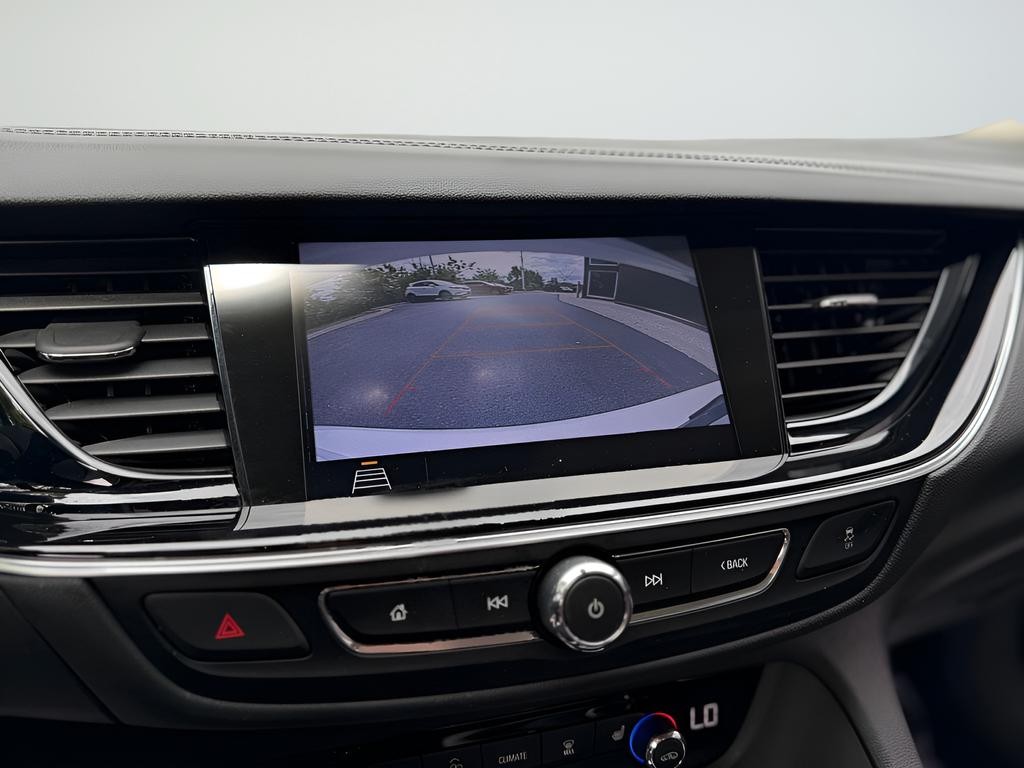 Buick Regal TourX Vehicle Full-screen Gallery Image 18