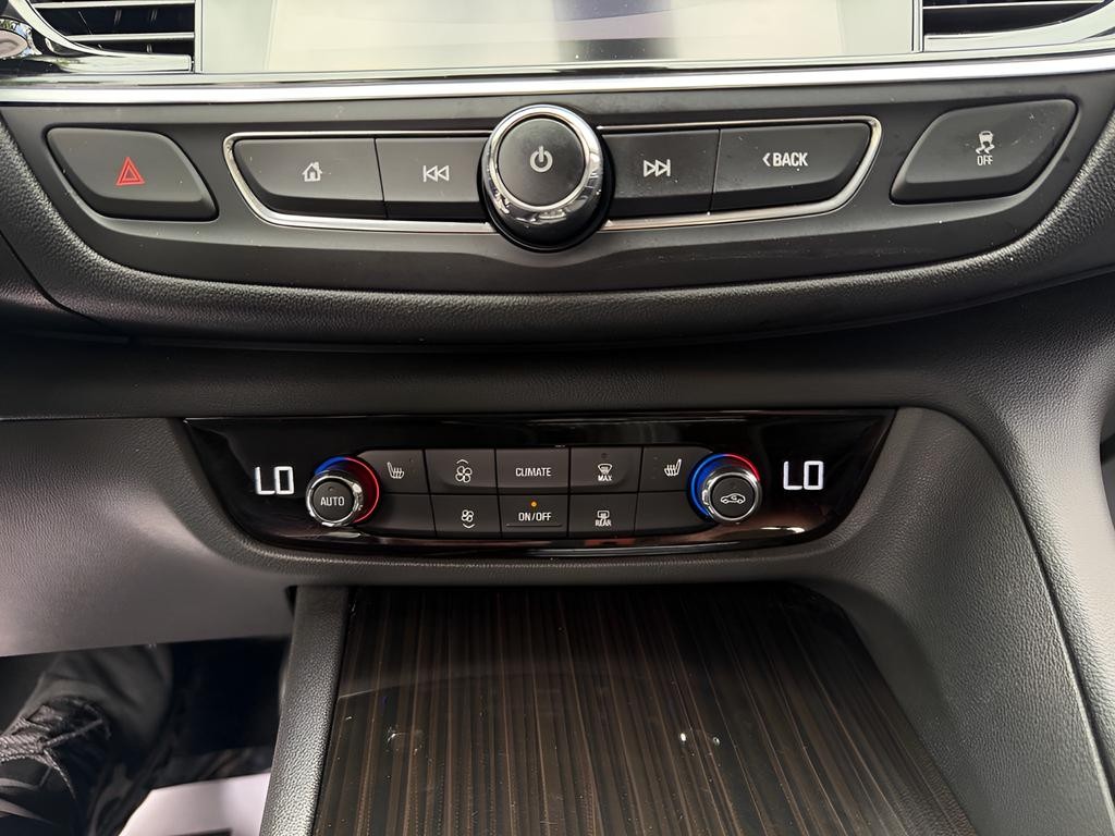 Buick Regal TourX Vehicle Full-screen Gallery Image 19