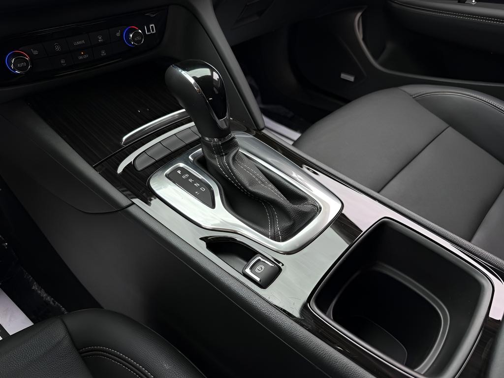 Buick Regal TourX Vehicle Full-screen Gallery Image 20
