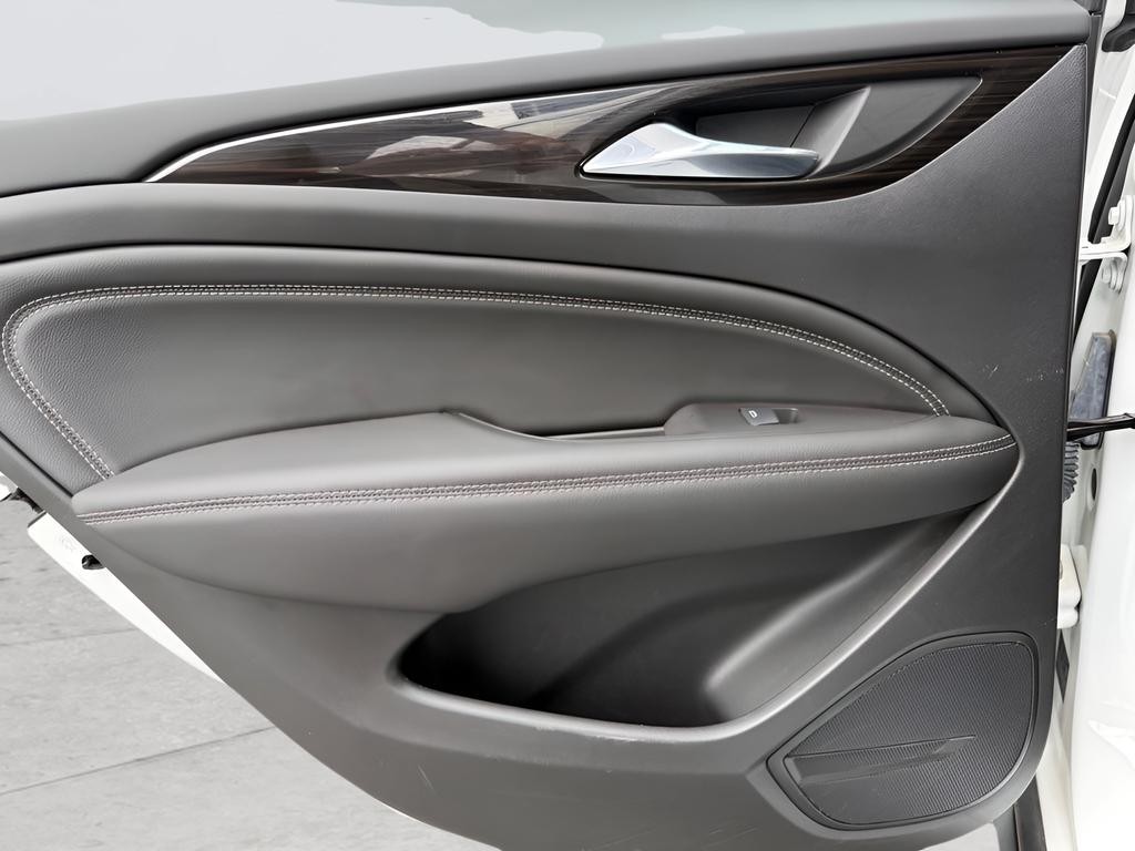 Buick Regal TourX Vehicle Full-screen Gallery Image 21