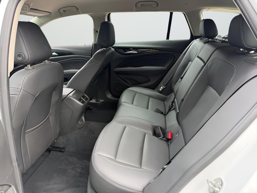 Buick Regal TourX Vehicle Full-screen Gallery Image 22