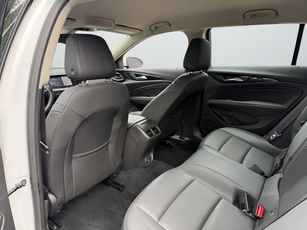 Buick Regal TourX Vehicle Full-screen Gallery Image 23